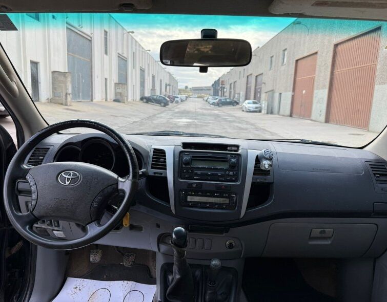 TOYOTA  HILUX